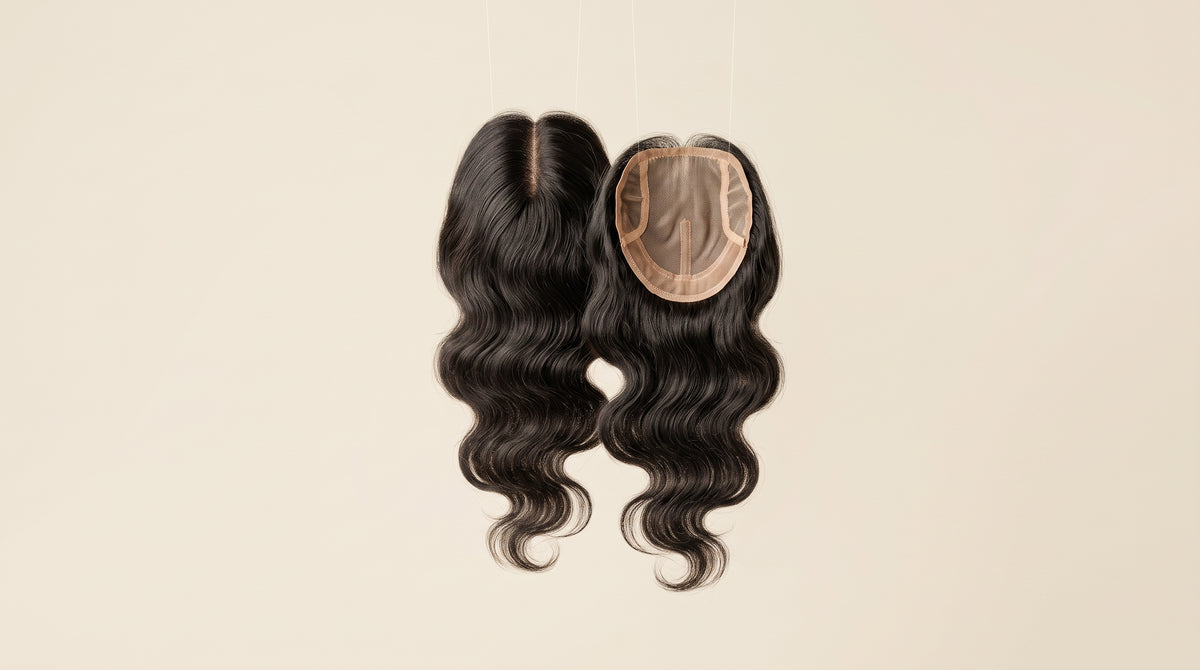 Topper Edición Esencial de cabello negro ondulado sobre fondo claro, con la base a la vista